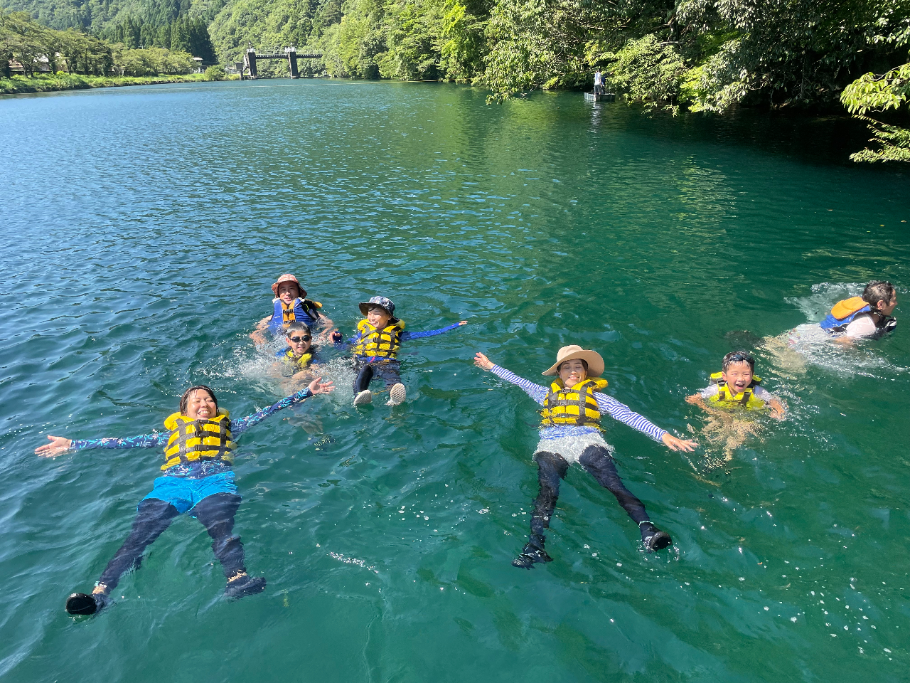 暖かい日は思いっきり水遊びしましょう
