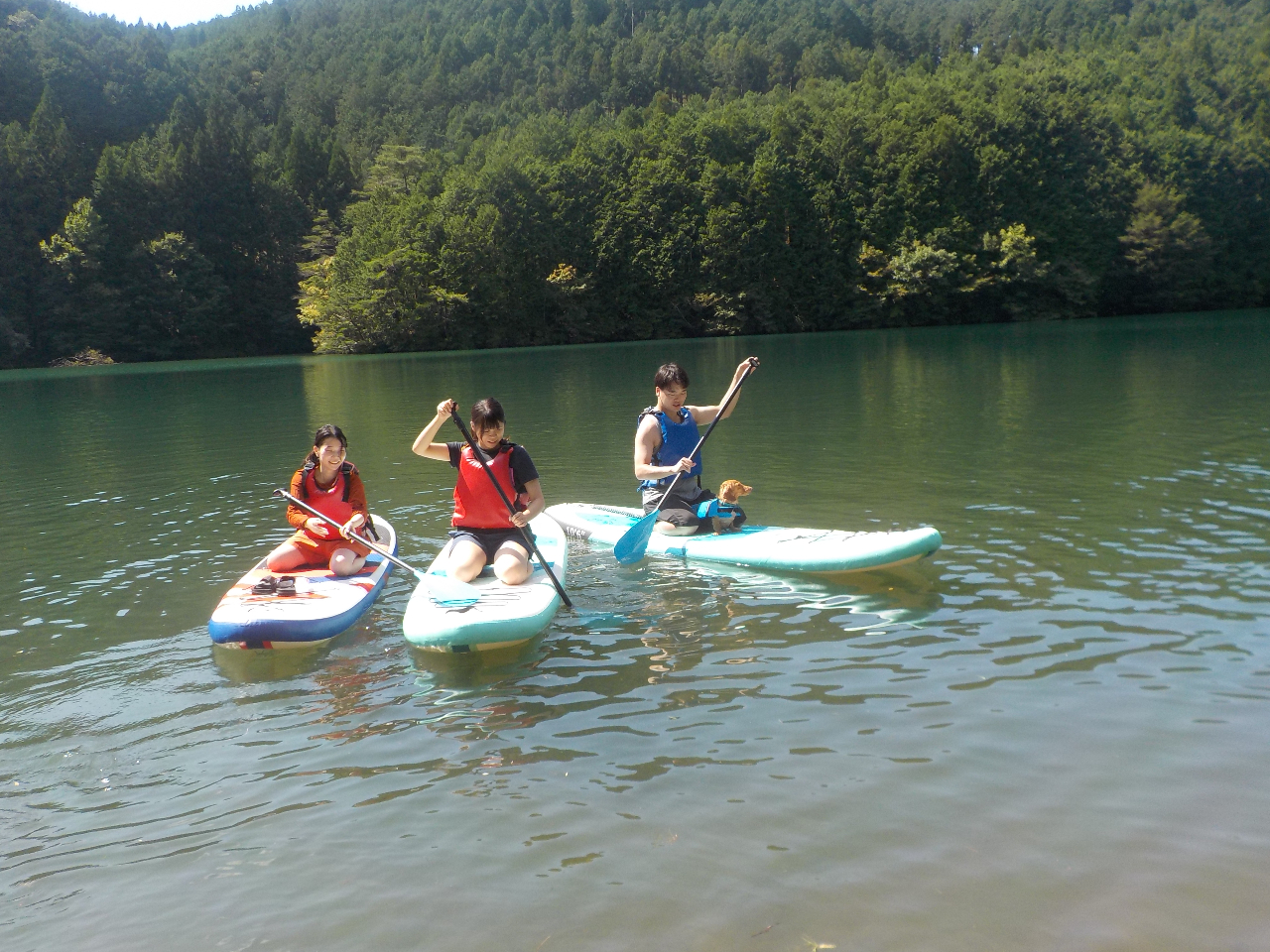 SUP漕ぎ方の練習。まずは座って漕いでみましょう。