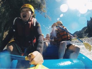 ラフティングツアー仲間と力を合わせて急流を下ります【ダウンリバー風景】