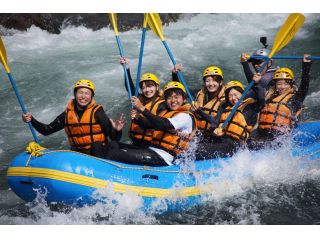 ラフティングツアー仲間と力を合わせて急流を下ります【ダウンリバー風景】