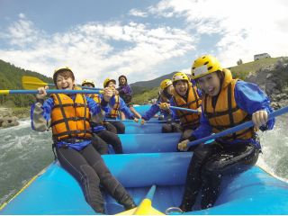 ラフティングツアー仲間と力を合わせて急流を下ります【ダウンリバー風景】