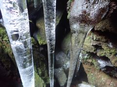 洞窟や火口では美しい氷にも出会える。かも知れない。