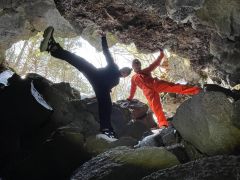 「季節を切り取る」洞窟内から外を眺めれば、逆光の中に四季折々の風景が‥‥。想い出たっぷり、インスタ映え間違いなしの写真も無料サービス