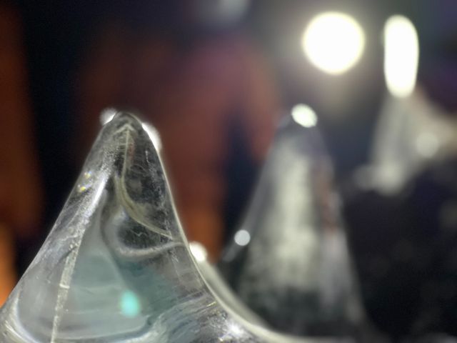 「氷の芸術」真夏でも0度近いこの洞窟。自然が作り出す氷の芸術も見れるかも。