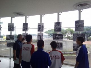 年齢、人数を問わず、金曜日の午後、2回平和ガイドを行っています。