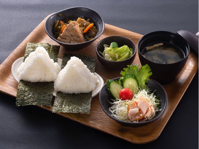多古米おにぎり定食:830円