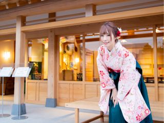 さわら町屋館で袴に着替えて、おでかけできるプランができました。(ブーツはお持ち込みください。コーディネートは一例で二尺袖ではございません。)