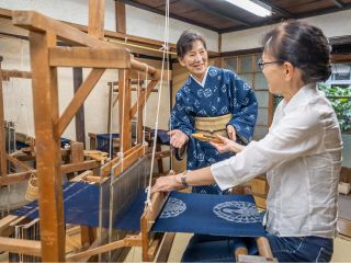 機織り機で織りあげていく作業を体験!日常ではなかなかできない貴重な体験です。