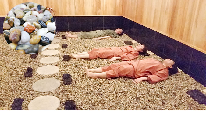 男女で訪れても一緒に玉砂利温浴を楽しめる。