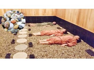 男女で訪れても一緒に玉砂利温浴を楽しめる。