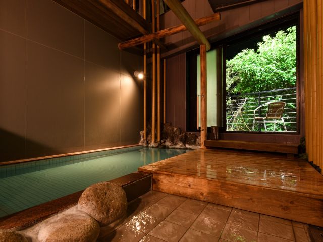 美肌温泉と評判の湯を汲み入れており、トロトロとした湯はお客様に大変好評です。