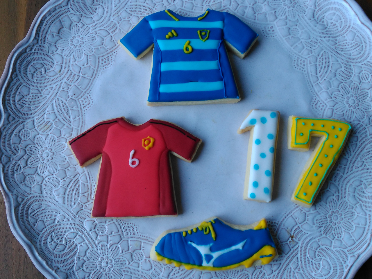 オーダーレッスンです。お子様のユニフォームがモチーフです。お誕生日ケーキにデコレーションされたそうです。リクエストによって、オーダーレッスンも可能です。