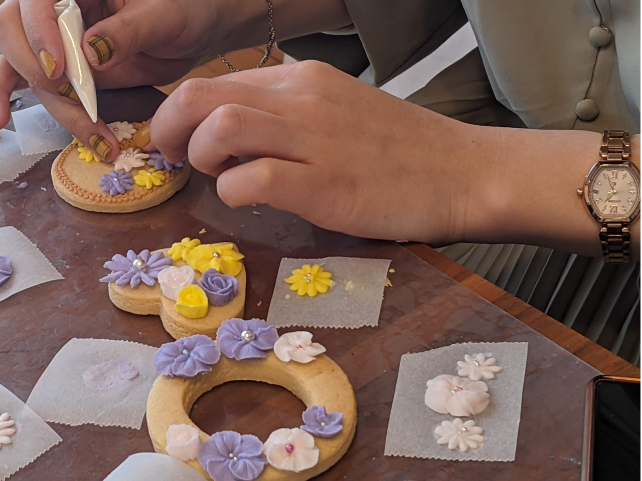 絞ったお花をクッキーにデコレーションします。