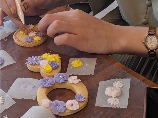 お花をしぼったあとにクッキーに飾り付けます。