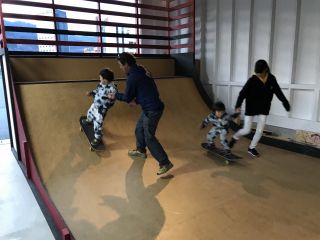 スケートボードレッスンスクール風景