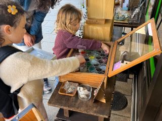 キッズブレスレットはこの木箱の中からお好きな石を選んでいただきます。小さなお子様でも親子で選べるので安心してくださいね^^