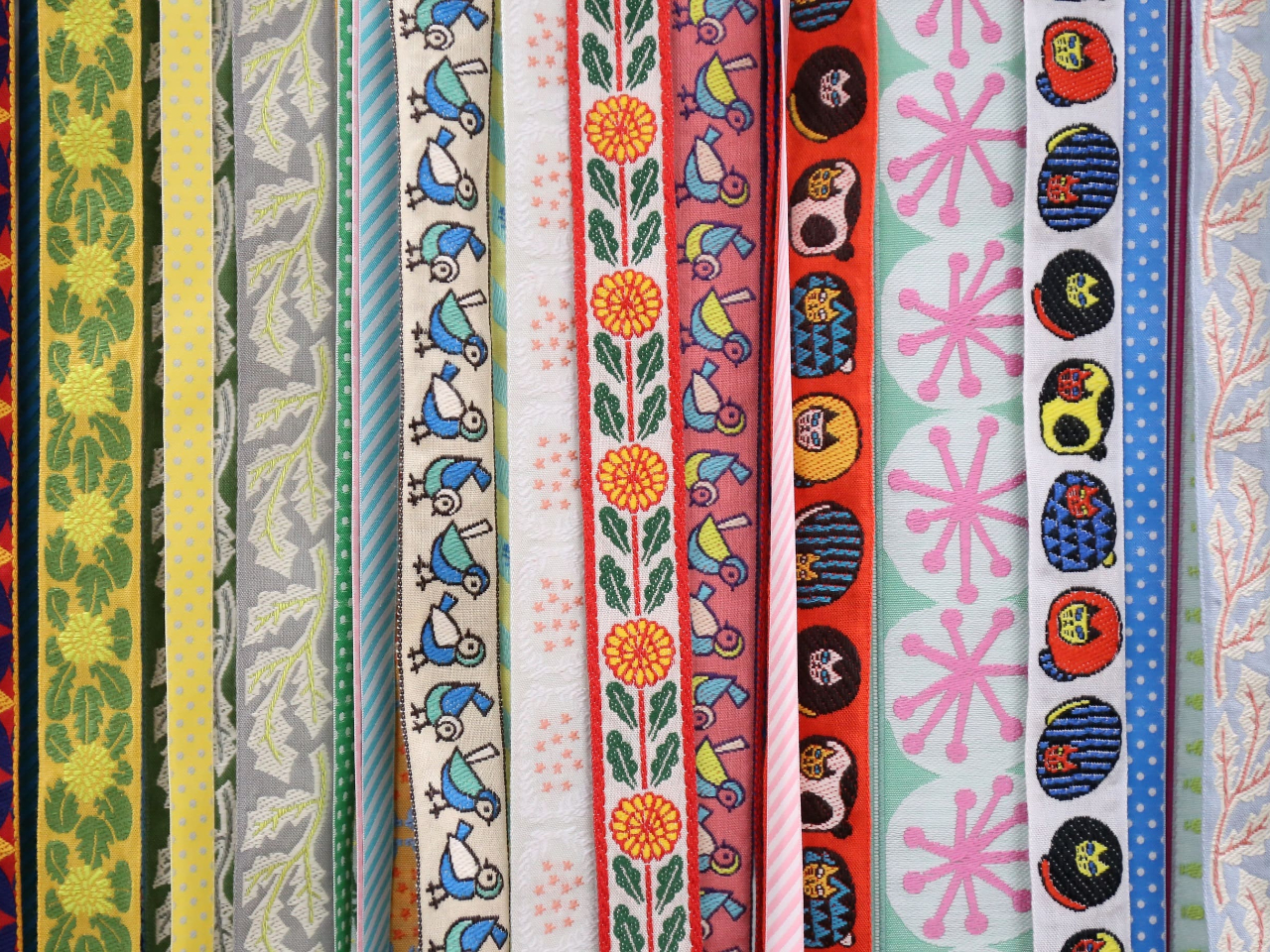 オリジナルチロルリボンの「レピヤンリボン」レピヤンリボンがどうやって織られているのかを、糸から織り上がる様子を順番にご見学いただきます!