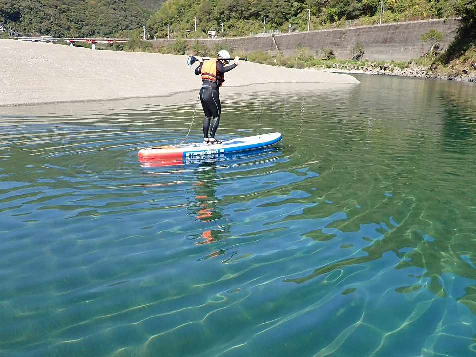 サップの上で、片足で立てるかな?