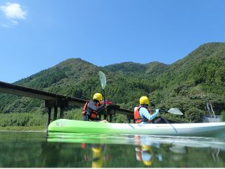 約6キロの仁淀川ダウンリバーカヌー体験。途中、沈下橋などのスポットも通ります。