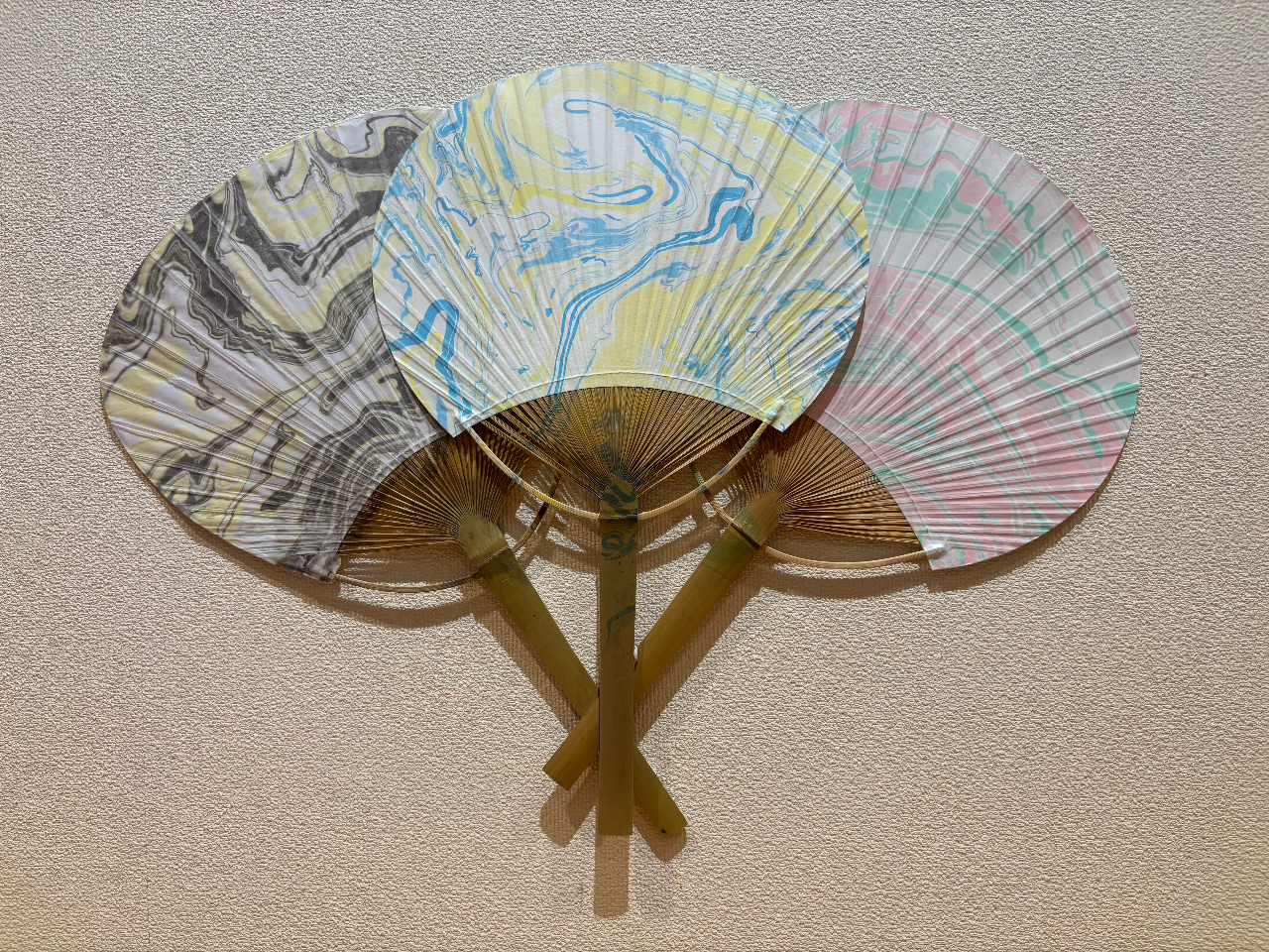 うちわに墨流し体験