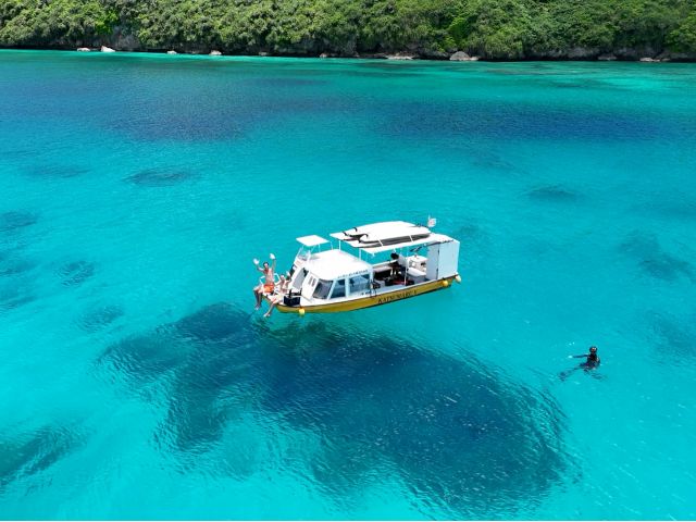 ドローン撮影もサービス!透明度抜群の海をバックに記念撮影!