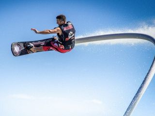 横乗り系の最終形態!?水圧で宙を舞う浮遊感と身体のバランスと体重移動でコントロールする感覚は病み付き必至!!