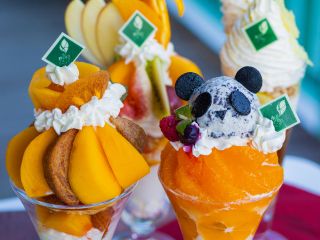 併設するフルーツパーラーで旬の美味しいパフェもお楽しみいただけます。ちょっと疲れたらパーラーで一休みしてください。