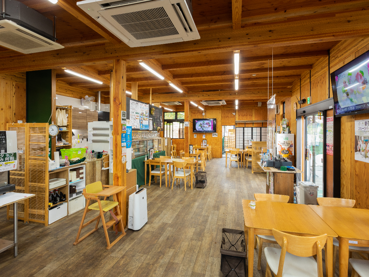 【カフェ】パフェのご提供は建物2階のフルーツパーラーにて♪平日はゆったりイートインもできます♪テイクアウト希望の場合にはお申し付けください。