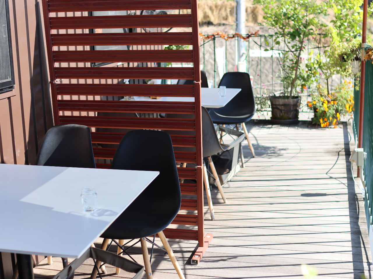 カフェにはテラス席もあり!ホットコーヒーなどを飲みながらみかん畑や自然風景を眺めながらゆっくりとお過ごしいただくのもお薦めの過ごし方♪