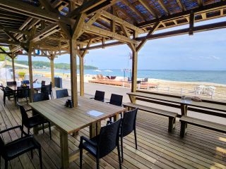 オーシャンビューのウッドデッキを貸切できます!ビーチまで5秒、海まで10秒!!水着のままでもOK、濡れたままでも店内ご利用いただけます!