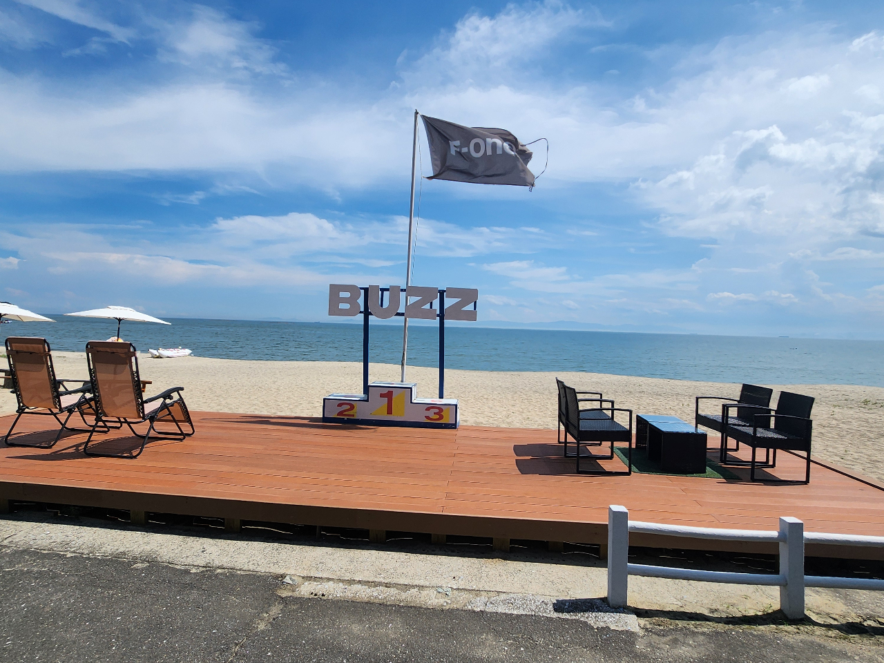 egTEioƖڂ̑O͊CIr[`ɂEbhfbLŊOCy߂܂INCjO`FA܂ICCI厩R𖞋ił܂II