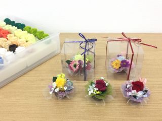 中心にプリザーブドフラワーを1輪。その周りにお好きな部材を選んでデコレーションします。マグネットとしても、そのまま置いて飾っても可愛いです。