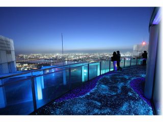 【屋上・屋外展望台】夜には光る歩道を歩きながらきらめく大阪の夜景をお楽しみいただけます★屋上は屋根のない開放型の展望台となっています♪