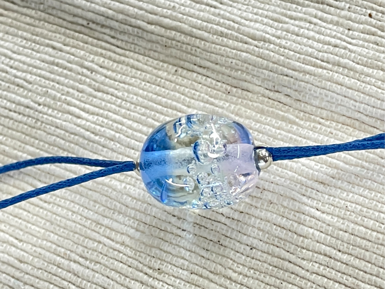 水色とピンクの泡入りトンボ玉が爽やか♪ストラップに仕立てました。