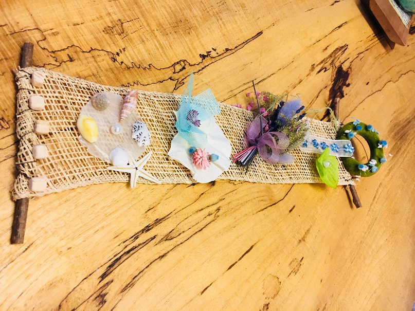 夏は貝殻や花を使って作品を作ります♪