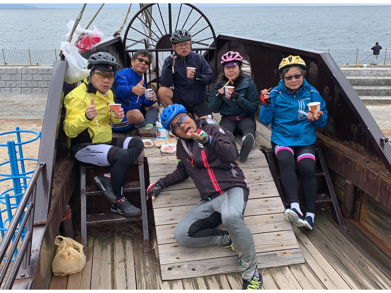 D̃IuWF̒ŃJbv˂̃`At߂ɐHȂyOł킢킢BA݂̓T|[gJ[̒ցA