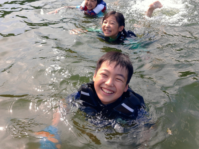 ご希望の方は水に入って泳いで遊べます。