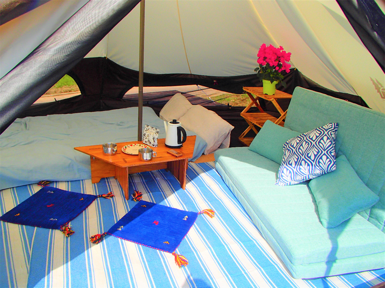 グランピングの中はこんな感じです。セミダブルのソファベッドが2台、ロータイプのため小さいお子様も安心です。