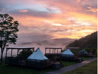 夕焼けが幻想的な山間部、グランピングで宿泊も出来ます。十分なスペースがあり隣を気にせず広々とした空間です。