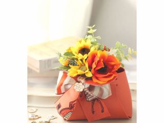 オレンジのバッグには、小さな小物も入れることが出来ます!