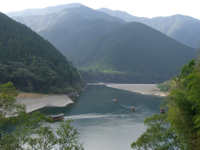 屋形船 緑深き山々と青く澄んだ美しい川 日本最後の清流 四万十川 でゆったりのんびり自然を大満喫 四万十川屋形船 なっとく じゃらん遊び体験