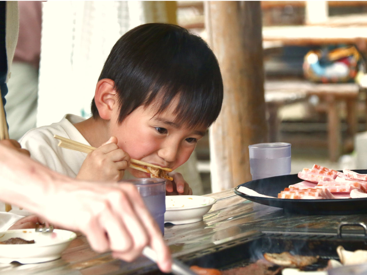 �o�[�x�L���[�̑�햡�́A���Ƒ��⒇�ԓ��m�ȂǁA�݂�ȂŏĂ��Ȃ���H�ׂ邱�ƁI