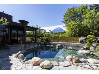 富士山の絶景を望む、夏の麗峰露天風呂