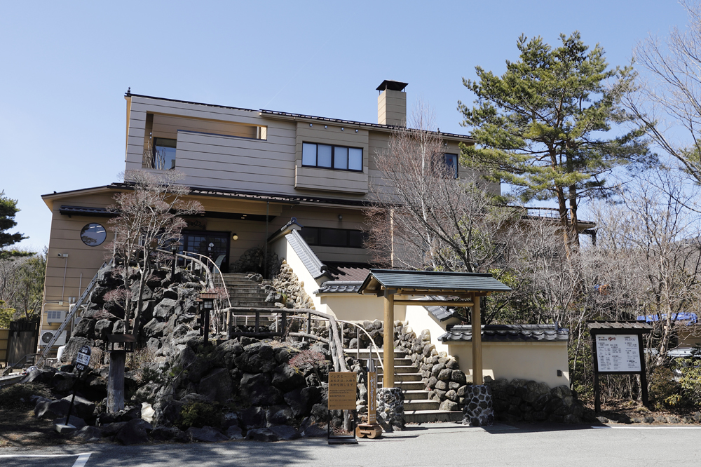 入口は2階になります