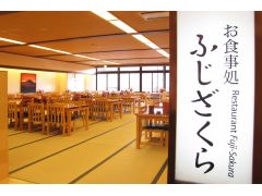 お食事処ふじざくらにて、一覧からアイスもしくはドリンクを選んでお引替えください