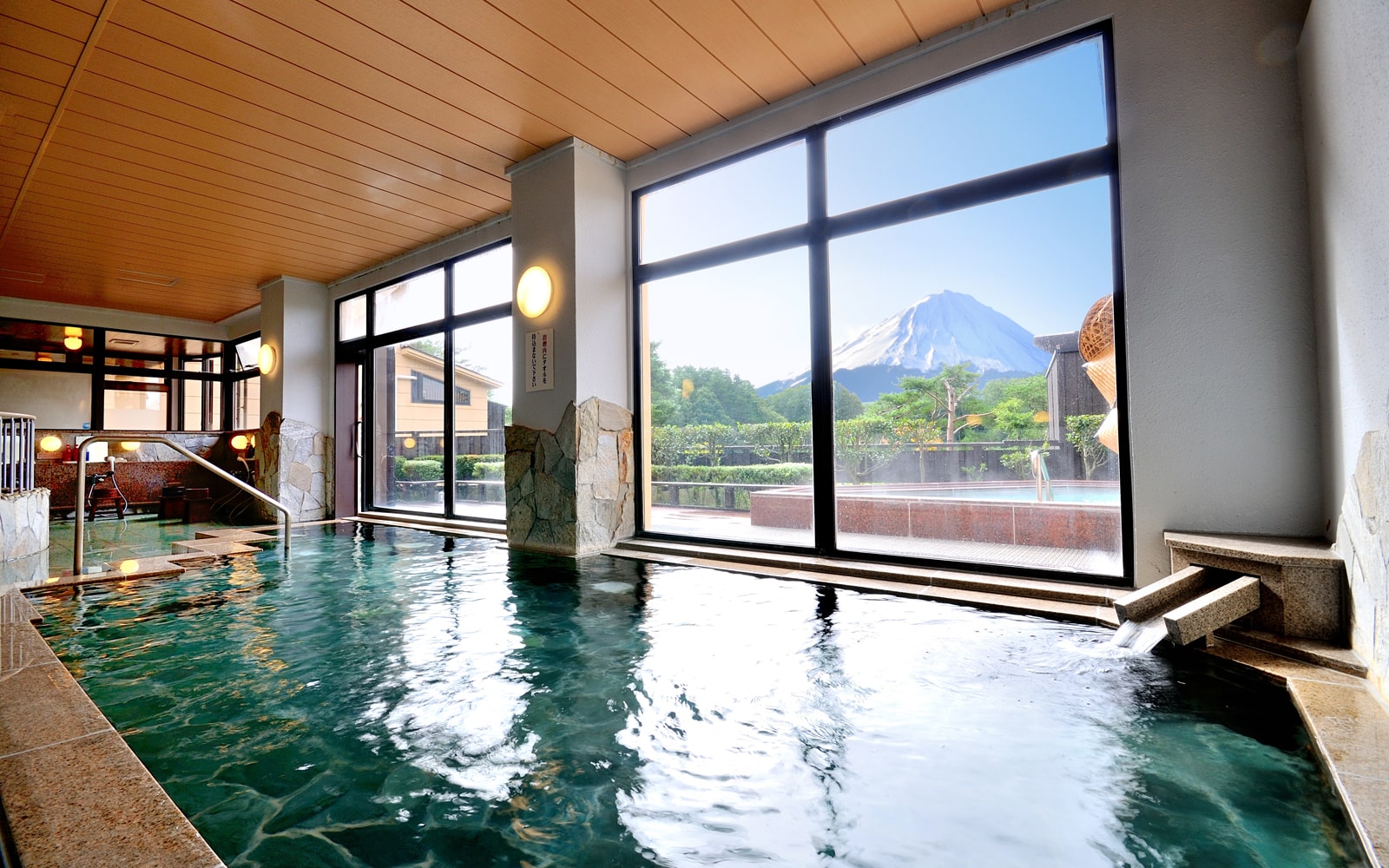 四季折々に移り変わる富士を眺めながらゆったり入浴できる内湯、高見風呂です