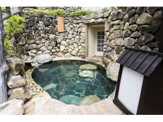 麗峰湧水風呂では、富士山麓のミネラルウォーターにて整腸、浄血、解毒効果を施します