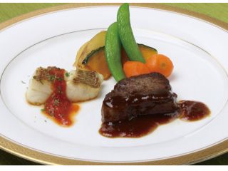 *クレセントランチ* 牛フィレステーキと魚料理の盛り合せ 柔らかい牛フィレステーキと魚料理が味わえるお得感満載の人気ランチです