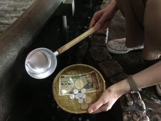 銭洗い弁財天にて、お参りの後、しっかりとご利益をいただけるようにお金を洗いましょう!お足が生えて戻ってくると言われています。