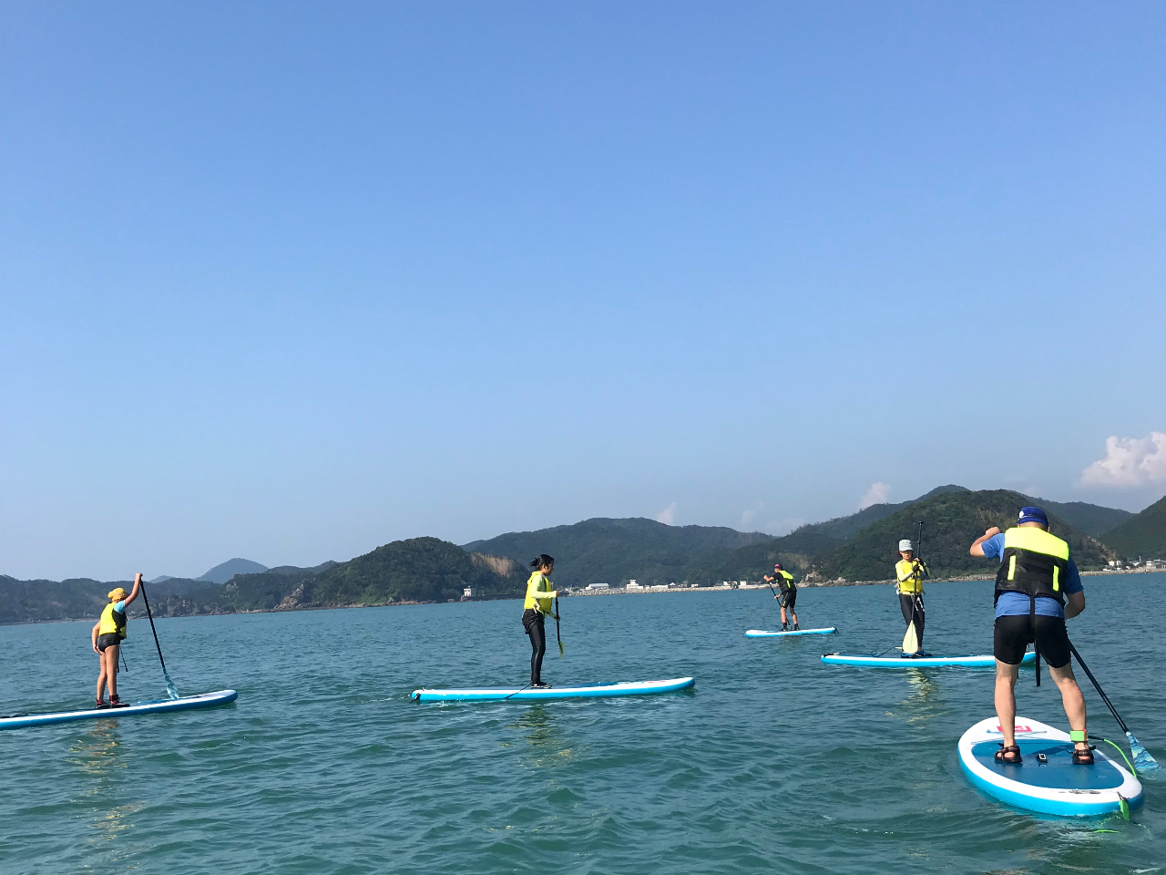 みんなで沖に出てアドベンチャーな水上さんぽ。